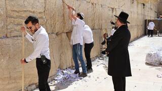 פינוי הפתקים מהכותל