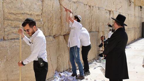 פינוי הפתקים מהכותל