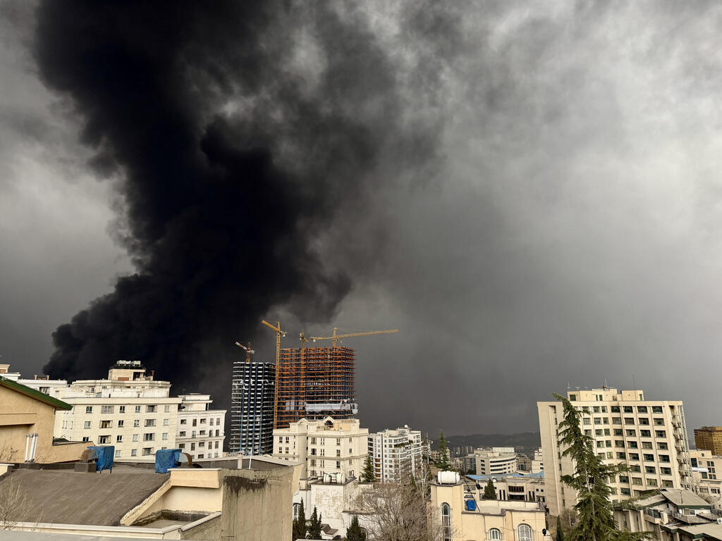 עשן בשמי טהרן בבוקר אחרי שישראל תקפה מחסני דלק