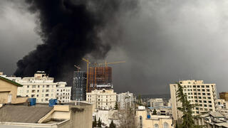 עשן בשמי טהרן בבוקר אחרי שישראל תקפה מחסני דלק