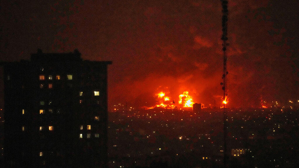 עשן בשמי טהרן בבוקר אחרי שישראל תקפה מחסני נפט