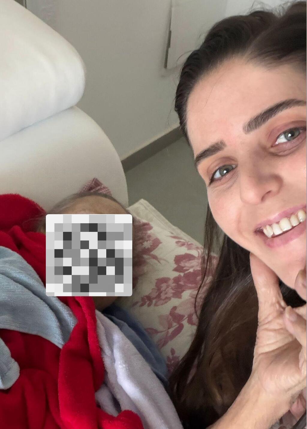 Students of the Ayalim Association distribute food parcels to lonely elderly people in the southern city of Dimona