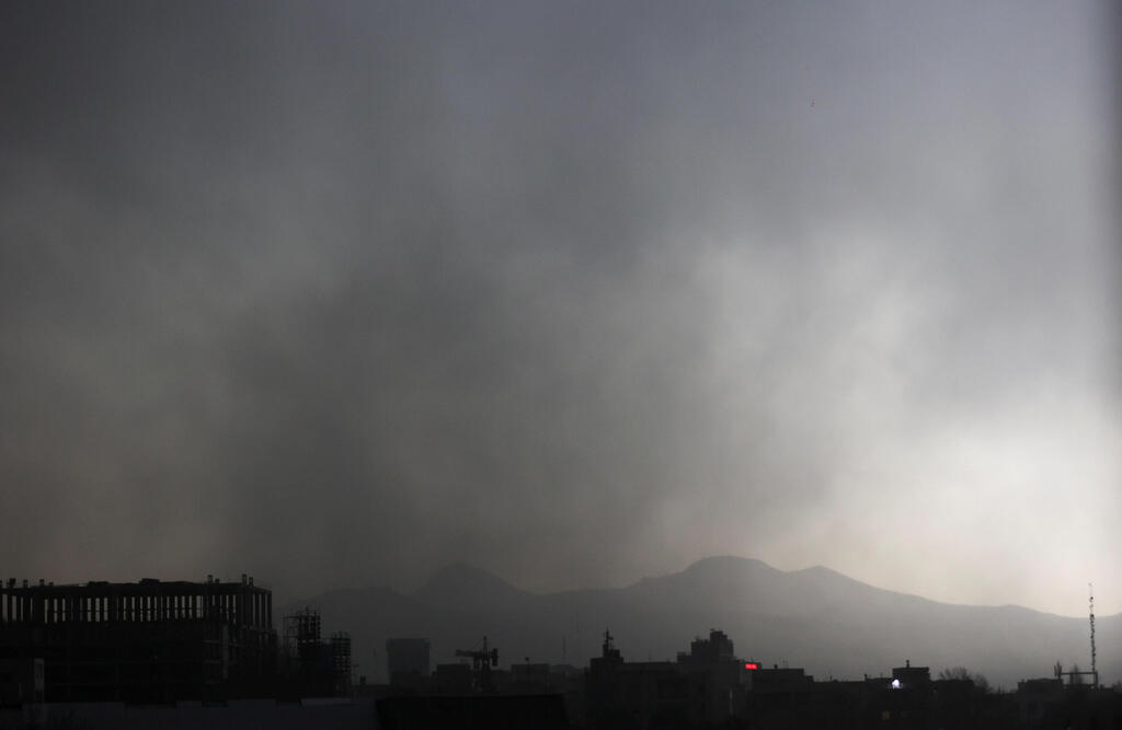 Smoke blankets the skies over Tehran this morning (Photo: Majid Asgaripour/Wana (West Asia News Agency) via Reuters) אוויר מעושן בטהרן לאחר תקיפות במאגרי נפט