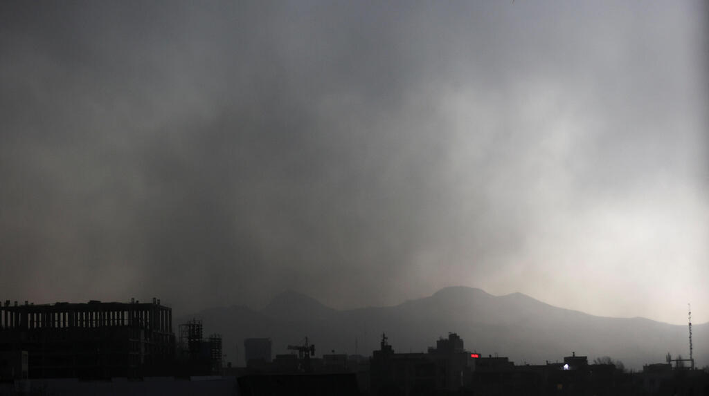 העשן מכסה את שמי טהרן, הבוקר