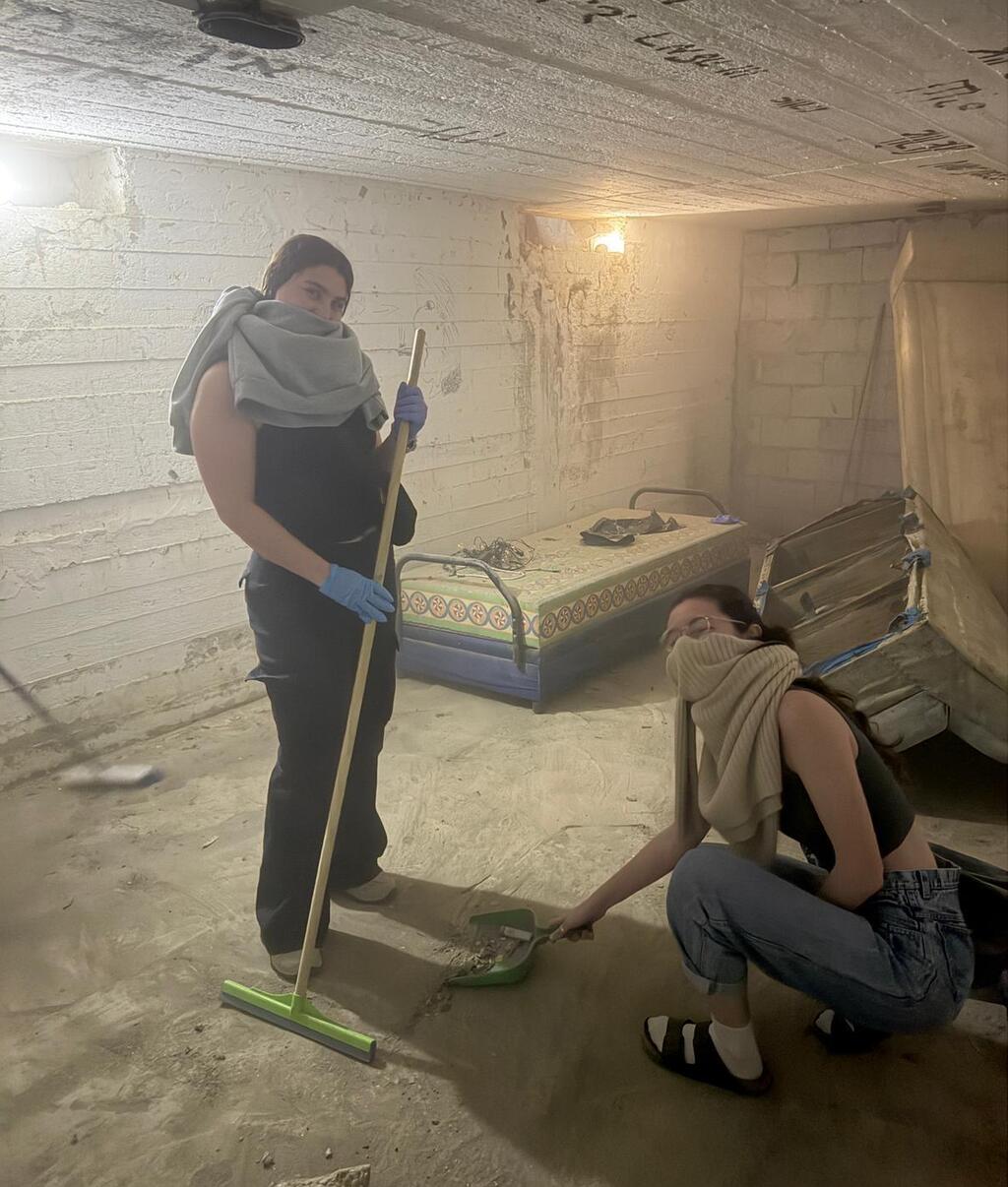 Students from the Ayalim Association clean a shelter in Neighborhood C in Be'er Sheva