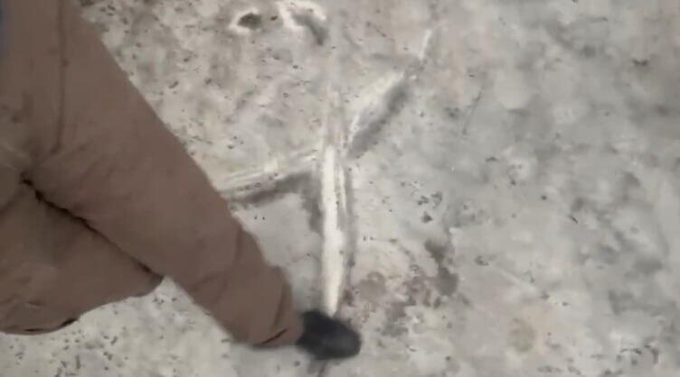 A CNN correspondent shows rainwater mixed with oil in Tehran this morning (Photo: CNN) איראן אחרי תקיפה ישראלית נגד מתקפי נפט גשם שחור על טהרן כתב CNN מציג