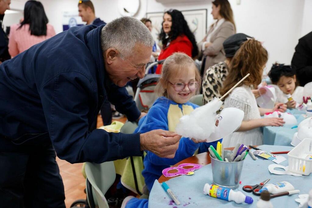 יו"ר הסוכנות היהודית, דורון אלמוג, בפעילות לעולים במקלט של מרכז הקליטה "יעלים" בבאר שבע