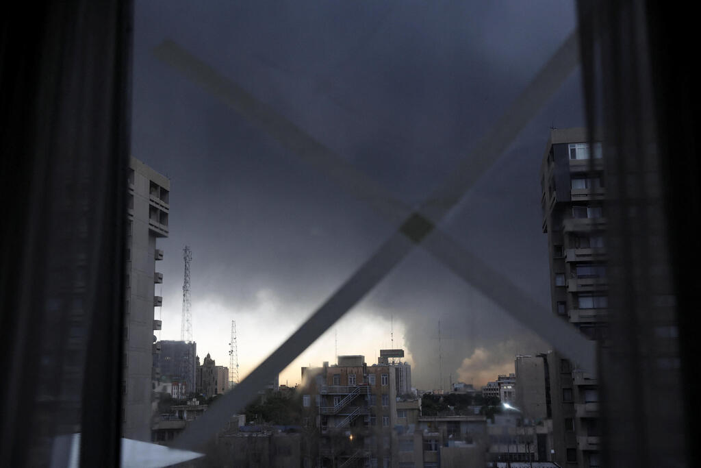 Photo: Majid Asgaripour/Wana (West Asia News Agency) via Reuters איראן עשן ב שמי טהרן בבוקר אחרי שישראל תקפה מחסני דלק נפט