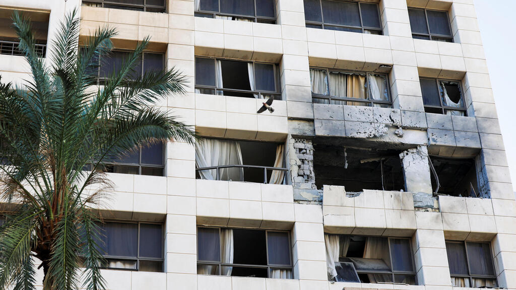 Photo: Claudia Greco/ Reuters המלון שניזוק מהתקיפה בביירות