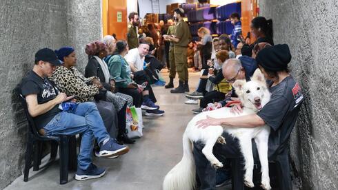 מתמגנים בהיכל מנורה, ת"א