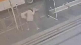 שדד קשישה והטריד מינית שוטרת - תיעוד מסדרת אירועי האלימות שביצע החשוד