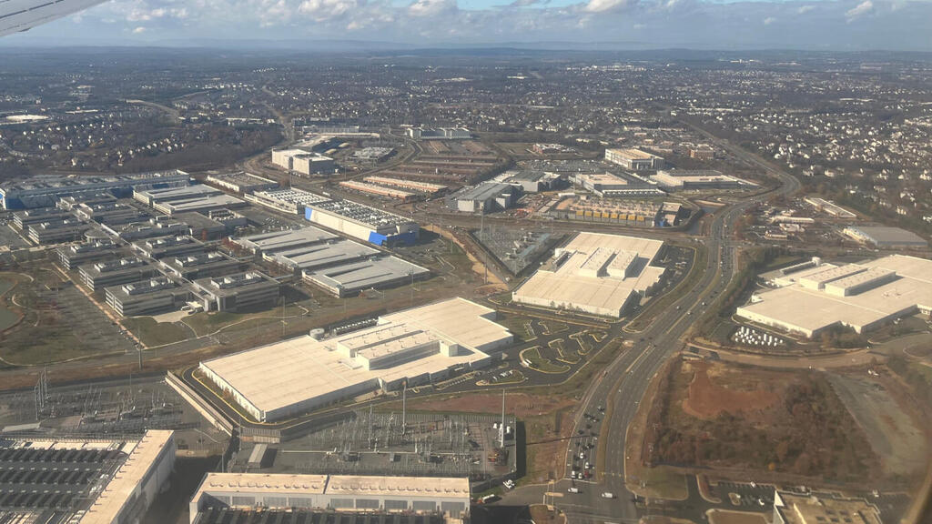 Data center in Ashburn, Virginia (Photo: Theodore Christ) מרכז נתונים באשבורן, וירג'יניה