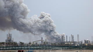 עשן מיתמר מבית הזיקוק בבחריין, לאחר התקיפה