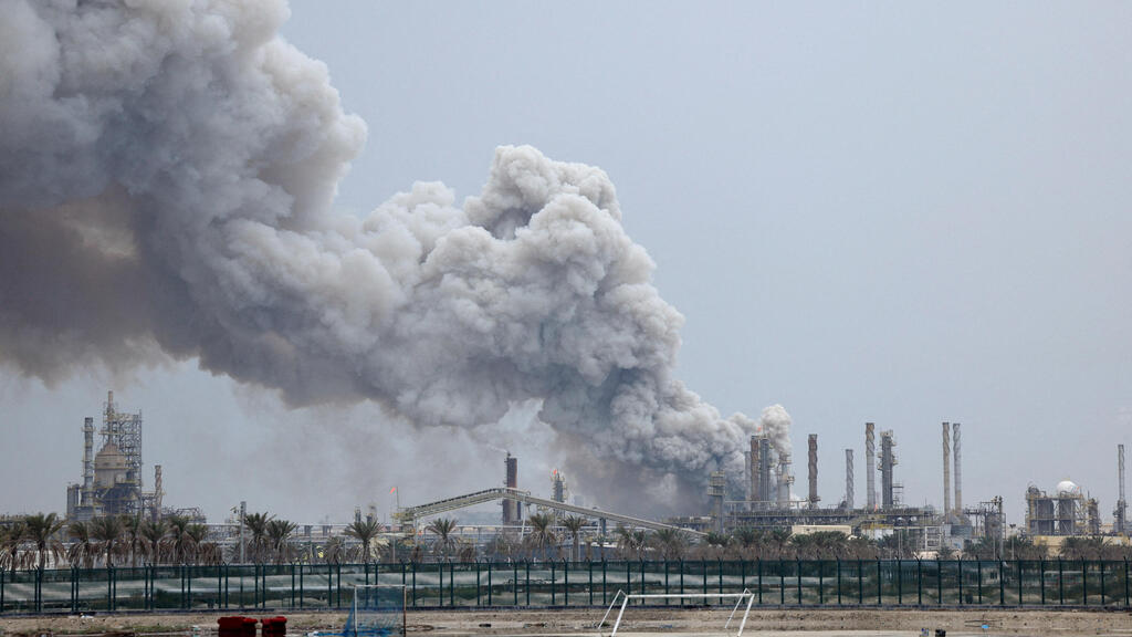 עשן מיתמר מבית הזיקוק בבחריין, לאחר התקיפה