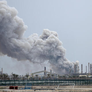 עשן מיתמר מבית הזיקוק בבחריין, לאחר התקיפה
