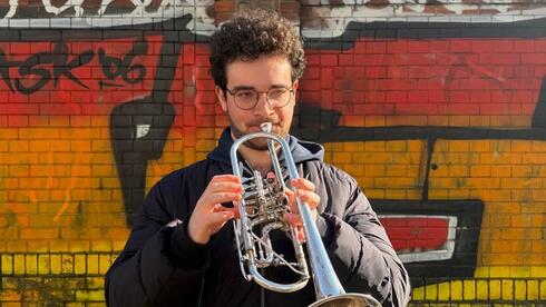 עידו מורן מנגן בחצוצרה בברלין