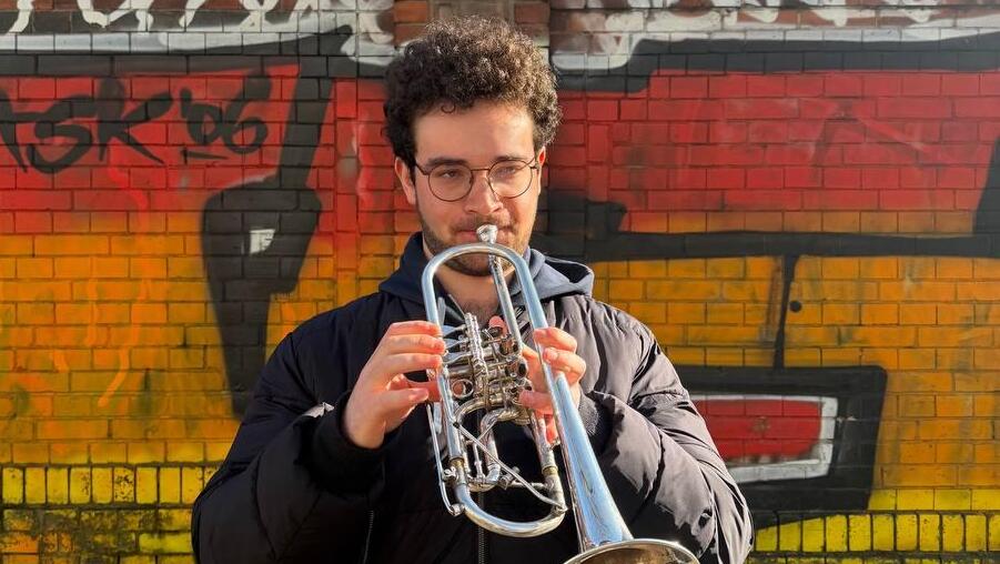 עידו מורן מנגן בחצוצרה בברלין