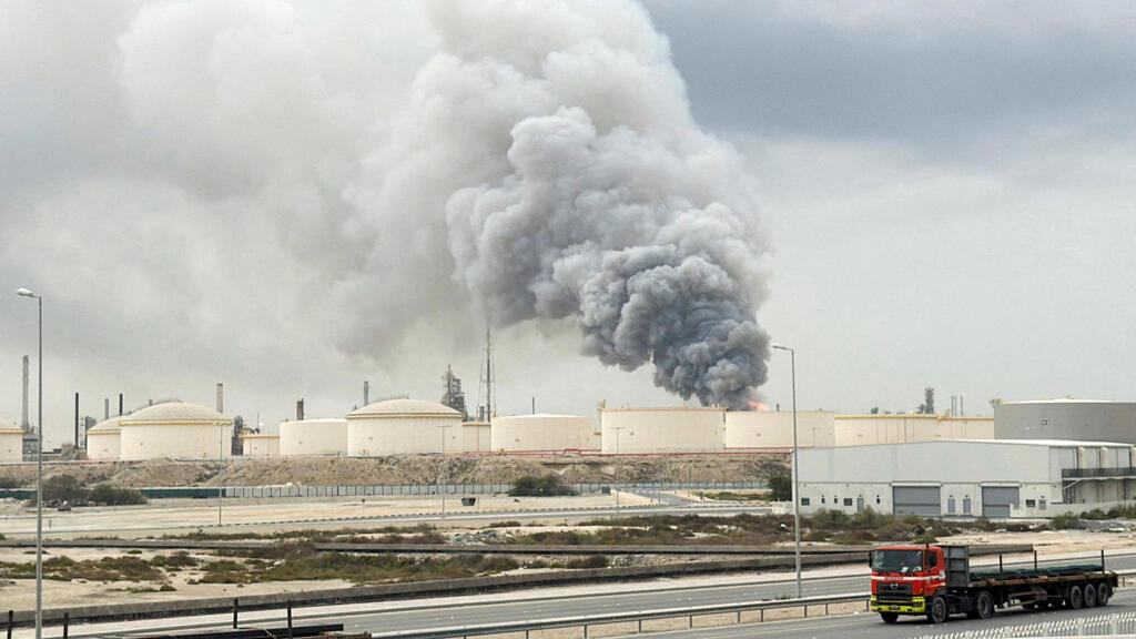 An attack on oil refineries in Bahrain (Photo: REUTERS/Stringer ) עשן מיתמר מבית הזיקוק בבחריין, לאחר התקיפה