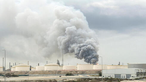 עשן מיתמר מבית הזיקוק בבחריין, לאחר התקיפה