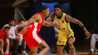 שחקן הפועל ירושלים קשיוס ווינסטון מול שחקן מכבי ת"א ג'ימי קלארק