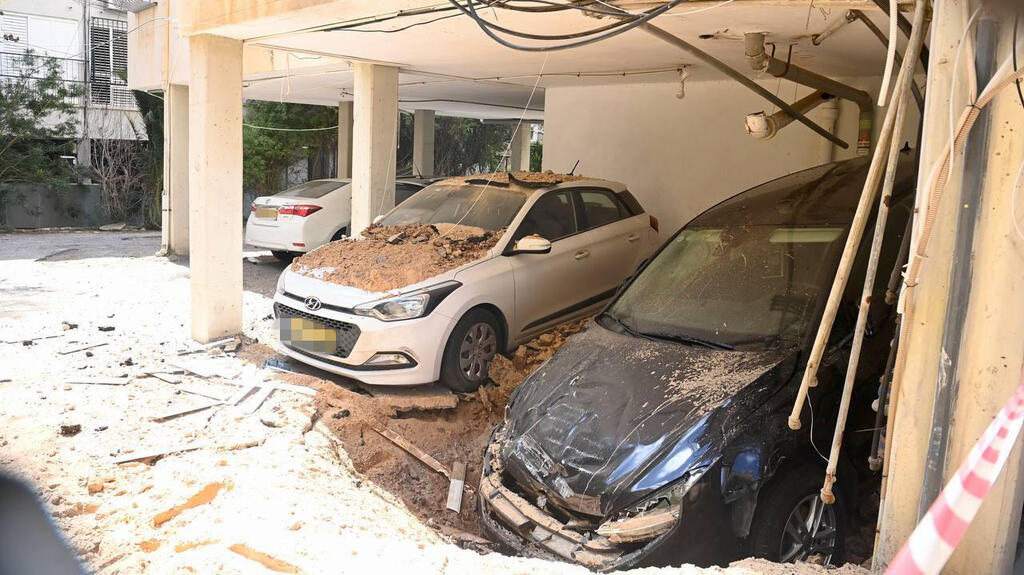 חניון שנפגע מנפילת רסיס בחולון