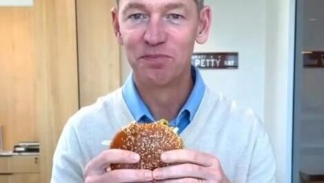 אחרי שנגעל מהמבורגר, מנכ"ל מקדונלד'ס מסתבך שוב