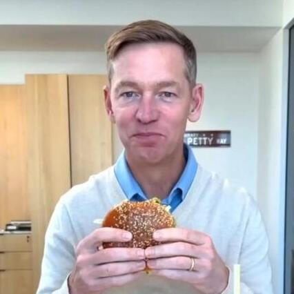 סרטון טעימה של ביג מק של מקדונלדס