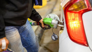 כדי למנוע זינוק במחיר הדלק: המהלך שמקדמים באוצר