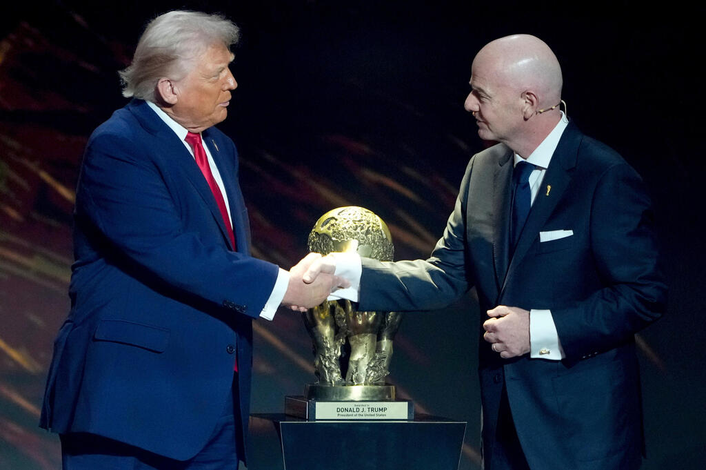 Donald Trump during a meeting with FIFA President Gianni Infantino (Photo: Jacquelyn Martin/AP) ג'אני אינפנטינו (מימין) ודונלד טראמפ