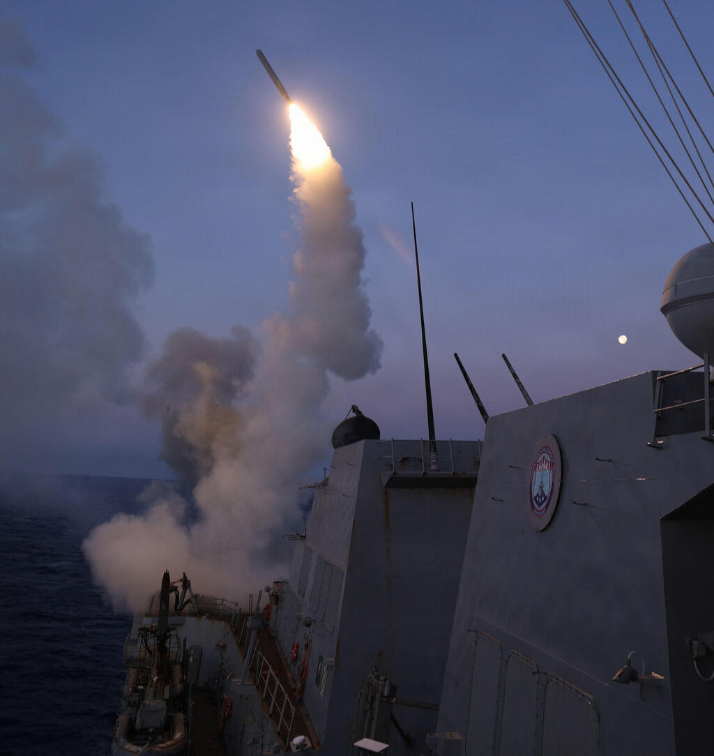 Tomahawk missile fired from the USS Thomas Hundertwasser (Photo: AFP/ US Navy and US Central Command / Handout) טיל טומהוק נורה מהמשחתת האמריקנית תומאס הונדר