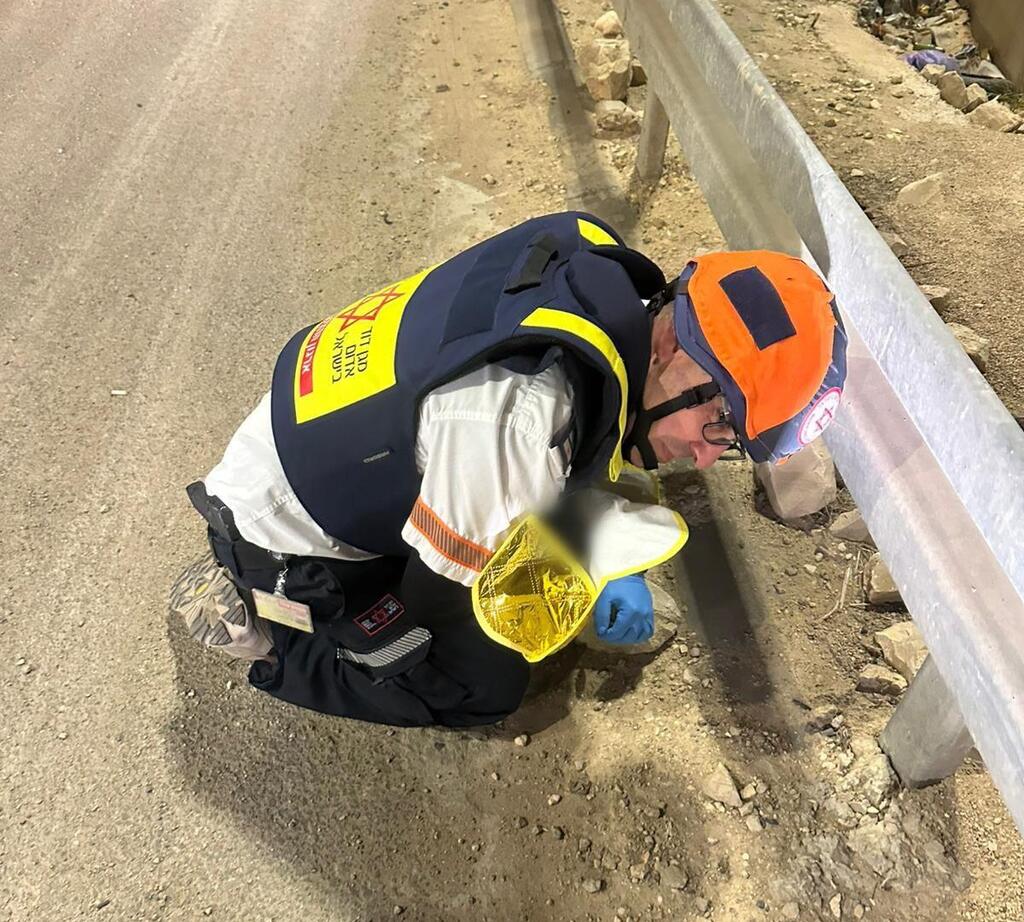 Парамедик МАДА Эльад Пас прикрывает новорожденного от обстрелов