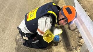 Парамедик МАДА Эльад Пас прикрывает новорожденного от обстрелов