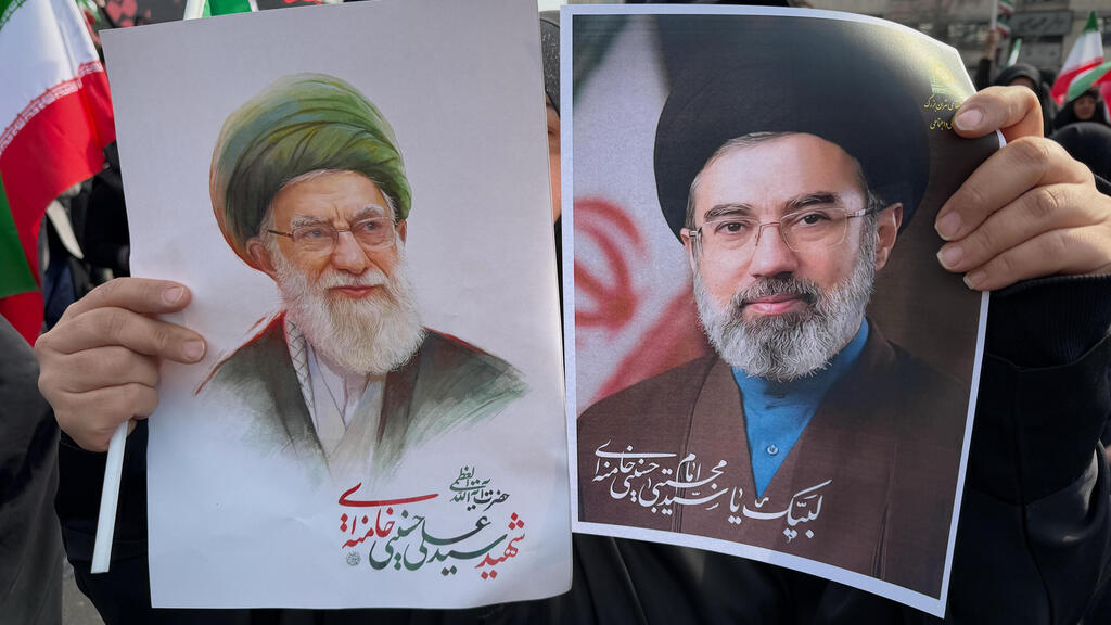 טהרן איראן חגיגות מינוי מוג'תבא חמינאי למנהיג העליון