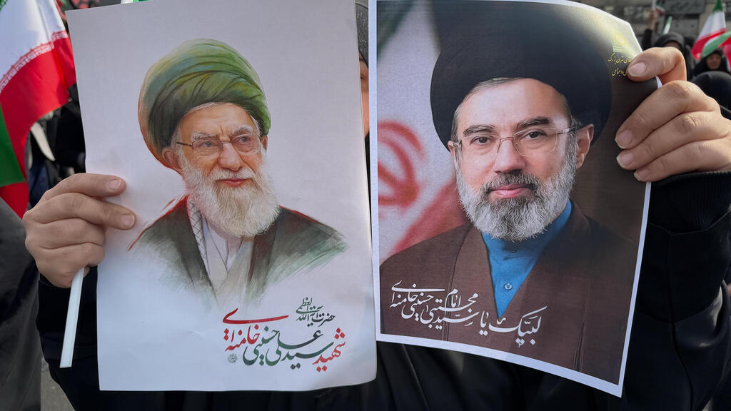 טהרן איראן חגיגות מינוי מוג'תבא חמינאי למנהיג העליון