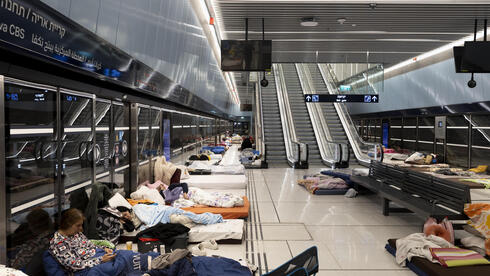 ישנים בתחנת הרכבת הקלה