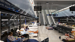 ישנים בתחנת הרכבת הקלה