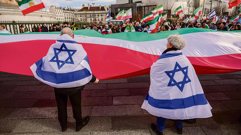 "גם לעם האיראני מגיע להשתחרר מהמשטר הרודני שלו". הפגנות של גולים איראנים בעד ישראל והמלחמה, פריז 2026 | צילום: AP