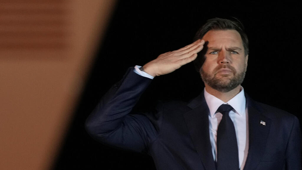 סגן נשיא ארה"ב ג'יי די ואנס מצדיע בנמל תעופה בדלאוור לארונו של החייל האמריקני בנג'מין פנינגטון שנהרג במלחמה מול איראן  