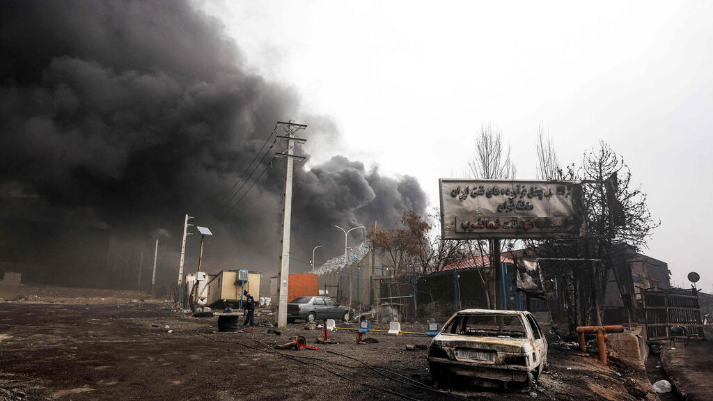 עשן אחרי תקיפה של מאגר נפט שהראן איראן מבצע שאגת הארי