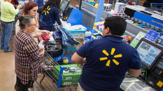 קונים ועובדים בקופות העצמיות בוולמארט