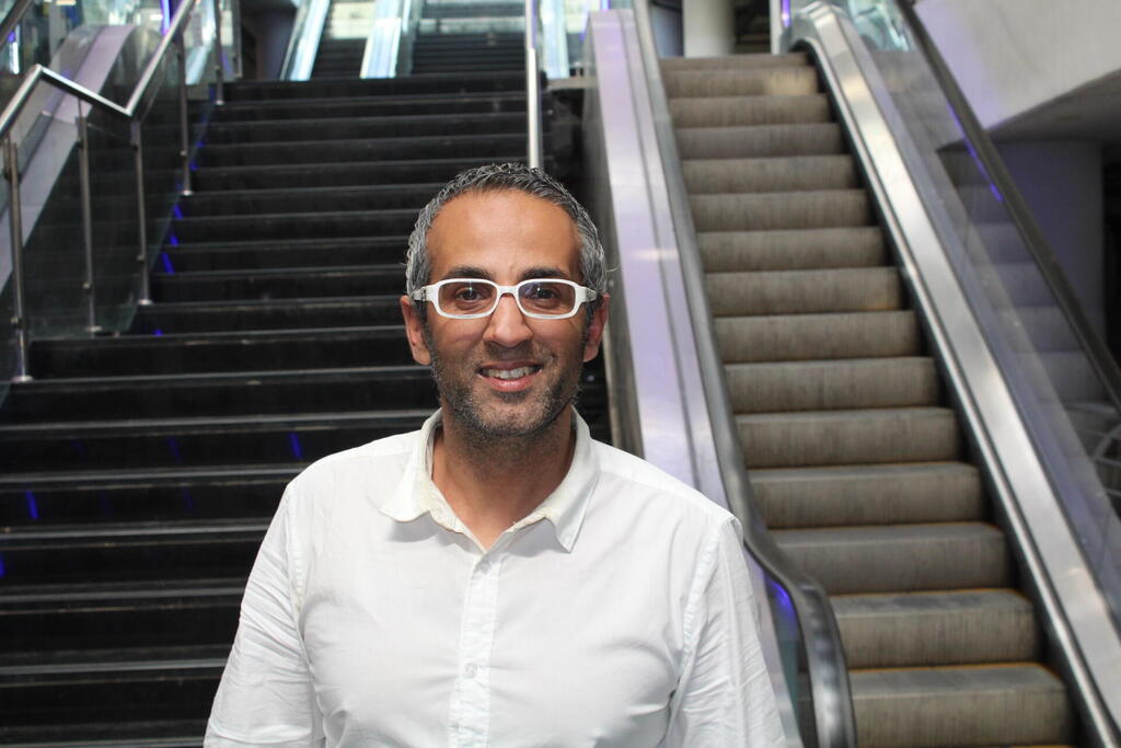 תומר חולצה לבנה 