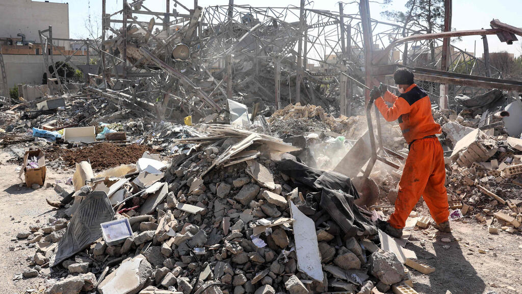 הריסות של תחנת משטרה ב טהרן איראן מבצע שאגת הארי