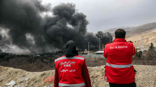 עשן אחרי תקיפה של מאגר נפט שהראן איראן מבצע שאגת הארי