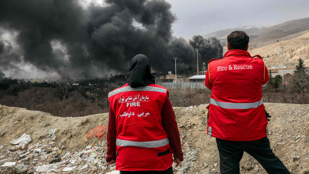 עשן אחרי תקיפה של מאגר נפט שהראן איראן מבצע שאגת הארי