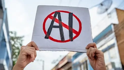 שלט נגד בינה מלאכותית בהפגנה בארה"ב