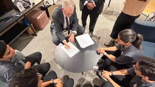 השר האוסטרלי עם שחקניות שברחו מאיראן