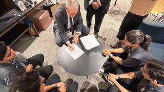 השר האוסטרלי עם שחקניות שברחו מאיראן