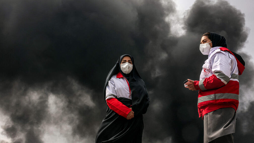 עשן אחרי תקיפה של מאגר נפט שהראן איראן מבצע שאגת הארי