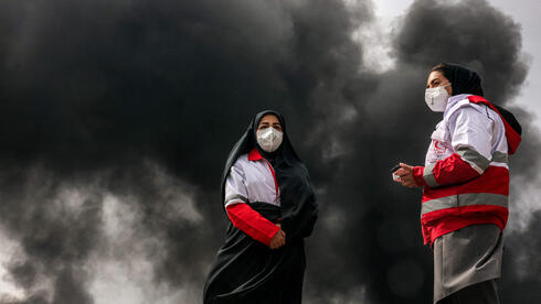 עשן אחרי תקיפה של מאגר נפט שהראן איראן מבצע שאגת הארי