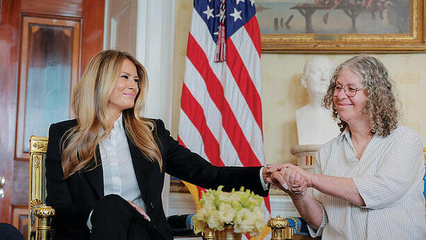 ”שאלתי ’מה,  גם אני בסרט?'".  אביבה עם  מלניה טראמפ